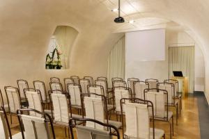 una habitación con un montón de sillas en una habitación en Villa Appiani Hotel, en Trezzo sullʼAdda
