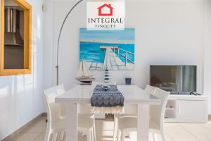 Televízia a/alebo spoločenská miestnosť v ubytovaní Paradís Platja Apartment
