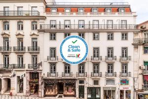 een groot wit gebouw met een bord erop bij Garrett 48 Apartments in Lissabon