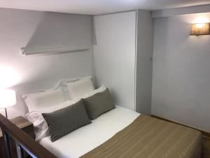 A bed or beds in a room at Embrujo