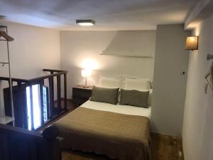 A bed or beds in a room at Embrujo