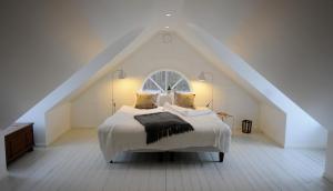a bedroom with a bed in a attic at Villa Akvarellen Bed & Breakfast in Gerlesborg