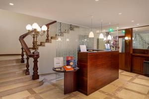 
The lobby or reception area at Hotel Aveiro Center
