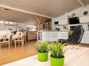 Il comprend une cuisine et un salon avec des chaises et une table. dans l'établissement 8 person holiday home in L kken, à Løkken