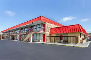 un edificio con techo rojo y techo rojo en Econo Lodge Civic Center, en Roanoke