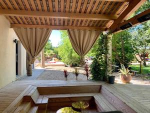 Κήπος έξω από το Villa moderne en campagne avec piscine