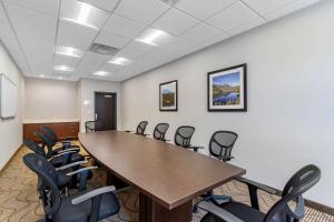 Comfort Inn & Suites في فالماونت: قاعة اجتماعات مع طاولة وكراسي كبيرة