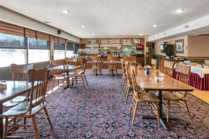 a dining room with tables and chairs in a restaurant at Quality Inn Grand Junction near University in Grand Junction