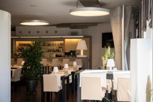 A restaurant or other place to eat at CIP Hôtel