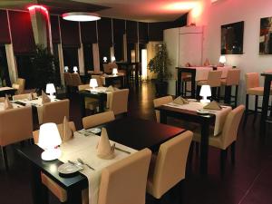 A restaurant or other place to eat at CIP Hôtel