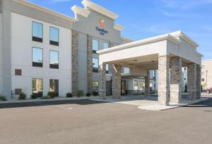 a hotel front of a building with a parking lot at Comfort Inn Grove City - Columbus South in Grove City