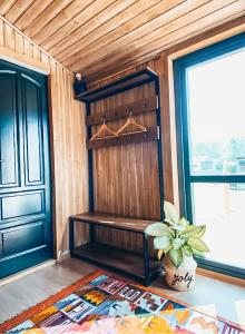 a room with a bench and a window at Joly Tiny House in Overijse