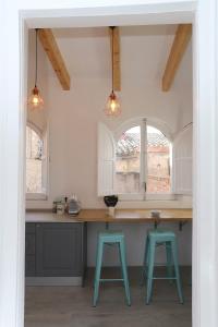 una cocina con barra y dos taburetes. en Casa Font, en Benissanet