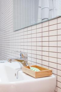 a bathroom with a tray of toothbrushes on the sink at Marina Boutique Duplex in Sant Antoni de Calonge