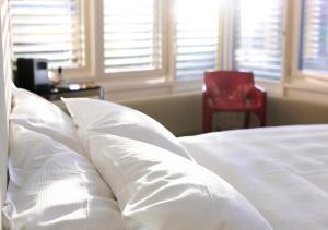 A bed or beds in a room at CIP Hôtel