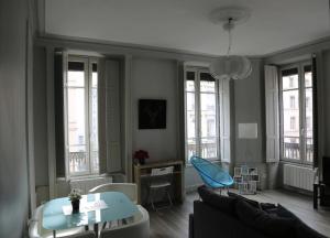 ein Wohnzimmer mit Sofa und Tisch in der Unterkunft Celect'in Lyon in Lyon