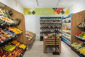 度假园内部或周边的超市或其他商店