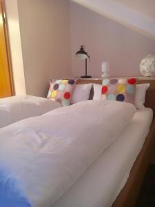 Un pat sau paturi într-o cameră la Kress No.1