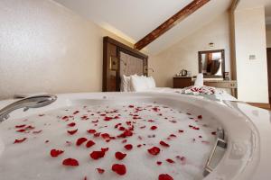 Кровать или кровати в номере Sera Lake Resort Hotel Spa & Aparts