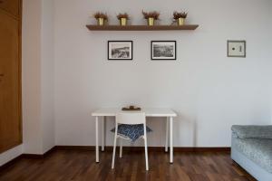 una mesa blanca con una silla en una habitación en Casa Sottoripa, en Génova