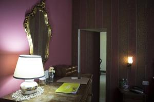 una lampada su un tavolo in una stanza con specchio di Tenuta Torellone a San Potito Sannitico