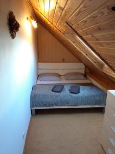 Ένα ή περισσότερα κρεβάτια σε δωμάτιο στο Apartman Dolica