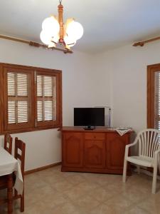 Μια τηλεόραση ή/και κέντρο ψυχαγωγίας στο Apartamentos La Cabaña