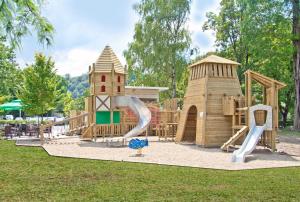 um parque infantil com escorrega e uma torre em Hotel Zdravilisce - Thermana Lasko em Laško