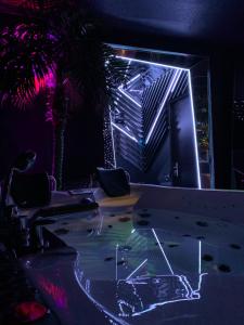 布拉索夫Excentric Studio 2的一张桌子和两把椅子,一个游泳池位于房间里