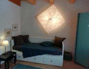 ein Schlafzimmer mit einem Bett mit einer Lampe darüber in der Unterkunft Grashöfle in Höhenbrunn
