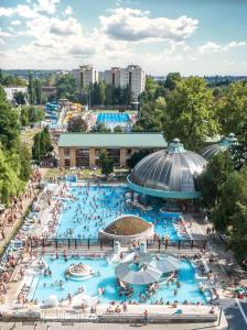 Bazén v ubytování Hotel Ködmön nebo v jeho okolí
