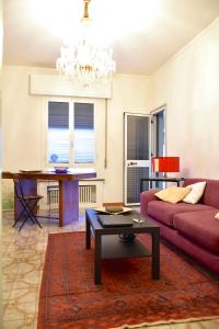 ein Wohnzimmer mit einem Sofa und einem Tisch in der Unterkunft A casa del cuoco in Florenz