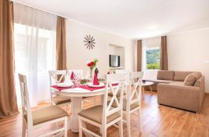 een eetkamer en een woonkamer met een tafel en stoelen bij Old Stone Villa Lalosevic in Kotor