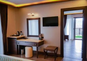Телевизор и/или развлекательный центр в Sera Lake Resort Hotel Spa & Aparts