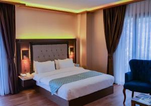Кровать или кровати в номере Sera Lake Resort Hotel Spa & Aparts