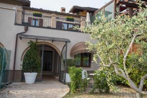 リッチョーネにあるResidenza Collina Riccione Cieloのバルコニーと中庭付きの家