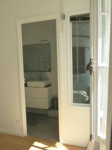 Vonios kambarys apgyvendinimo įstaigoje Luxe Marais Bretagne CityCosy