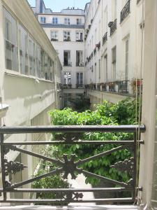 Balkonas arba terasa apgyvendinimo įstaigoje Luxe Marais Bretagne CityCosy