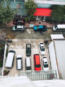 eine Gruppe von Autos, die auf einem Parkplatz geparkt sind in der Unterkunft Khách sạn SAO NAM in Cao Lãnh