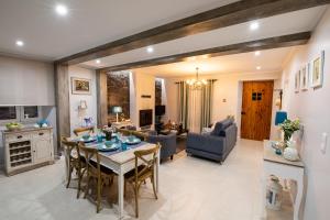 a kitchen and living room with a table and chairs at Sete Cidades Quinta Da Queiró in Sete Cidades