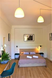 een slaapkamer met een bed en 2 kussens bij VATICAN APARTMENT MELORIA in Rome