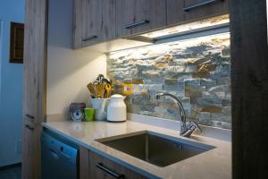 A kitchen or kitchenette at La casetta di Kamma & Niels a Montenotte