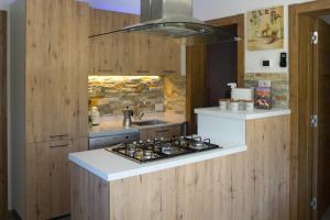 A kitchen or kitchenette at La casetta di Kamma & Niels a Montenotte