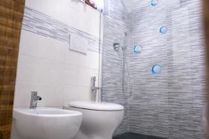A bathroom at La casetta di Kamma & Niels a Montenotte