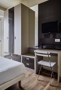A television and/or entertainment centre at Hotel La Fenice