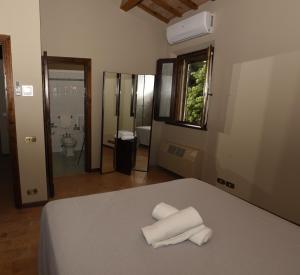A bed or beds in a room at Residenza Collina Riccione Cielo
