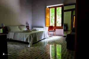 Rúm í herbergi á Elda Hotel