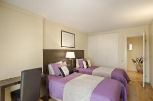 A bed or beds in a room at Green Executive Apartment in the heart of Lisbon