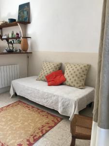uma cama com duas almofadas num quarto em Charmant appartement dans La Catiche de Loutre em Sauve