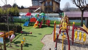 einen Park mit Spielplatz mit Spielgeräten in der Unterkunft Camping Italia Lido in Castelletto sopra Ticino